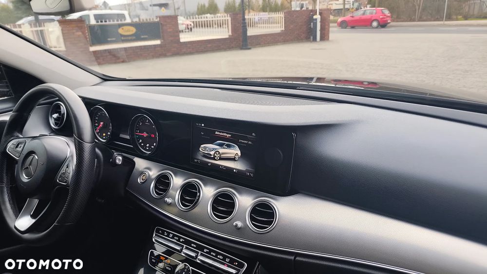 Mercedes-Benz Klasa E 220 d Business Edition 9G-TRONIC - 37