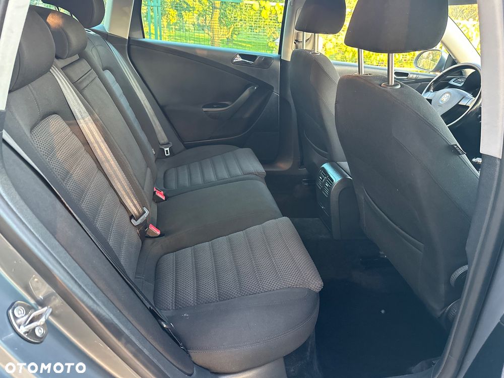 Volkswagen Passat 2.0 TDI DPF Sportline - 9