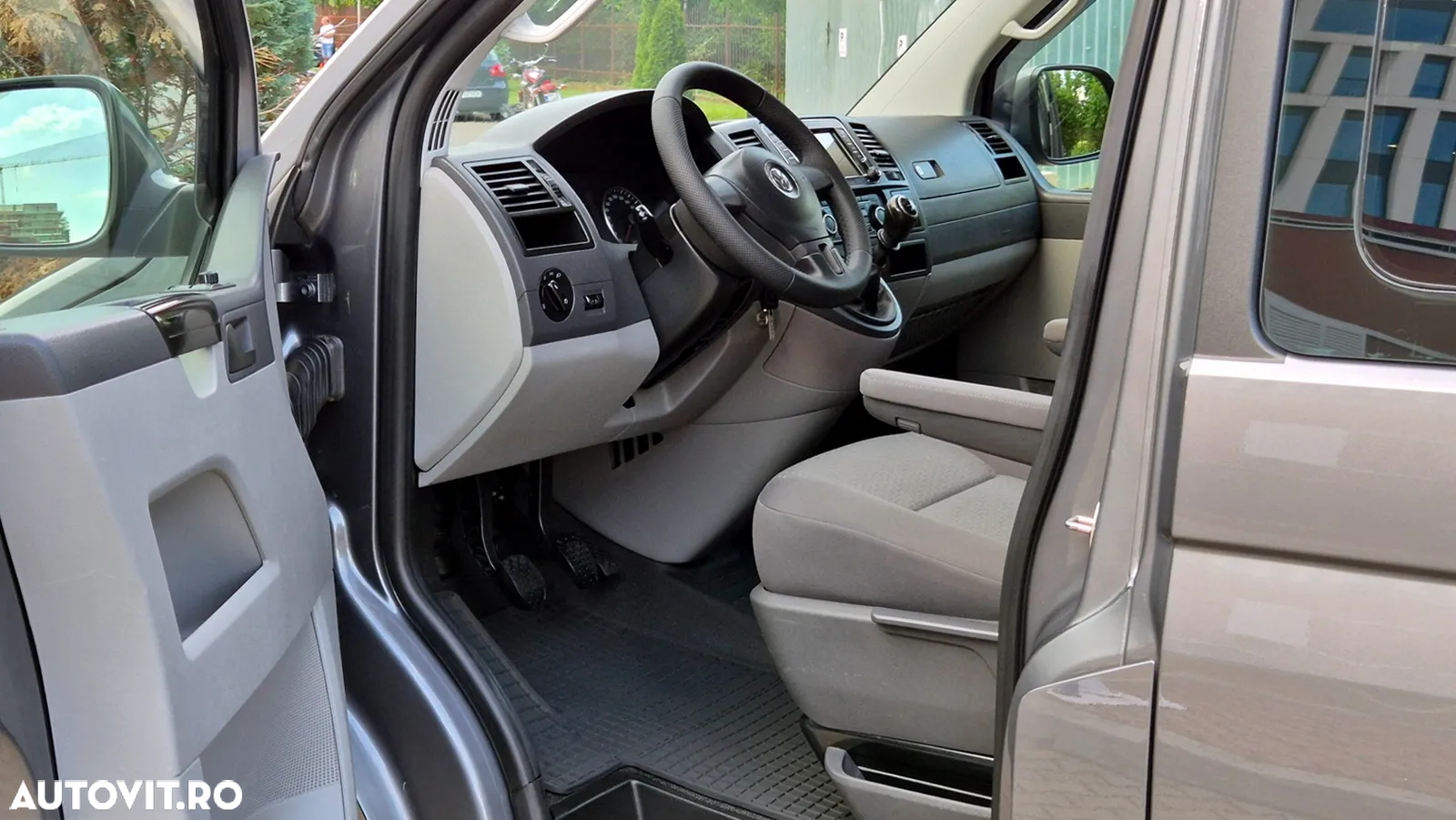 Volkswagen Caravelle - 11