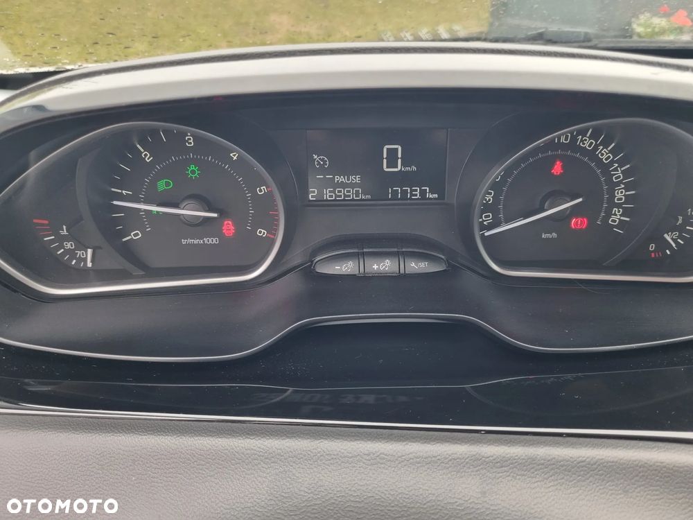 Peugeot 208 - 11