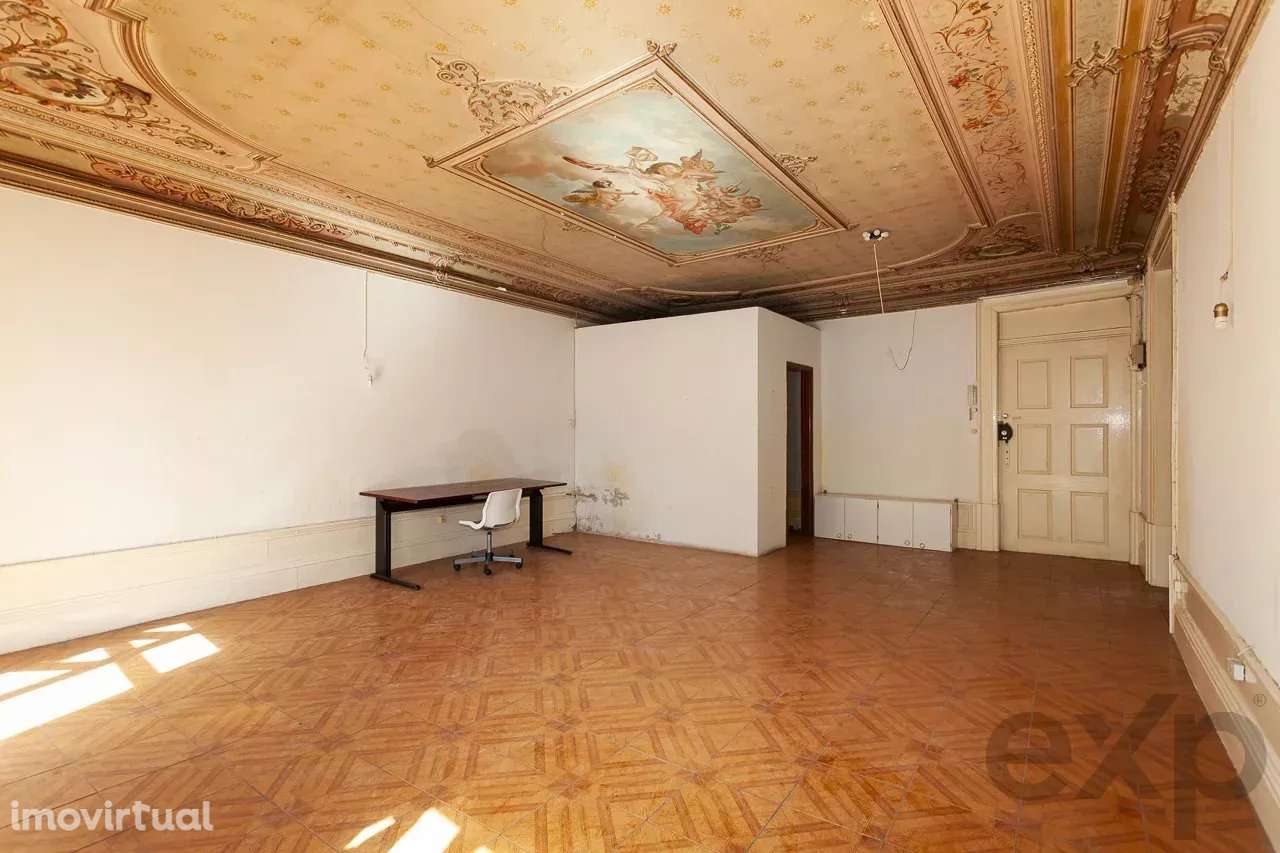 Investimento Premium no Porto: Layout Duplo em Prédio Clássico - Grande imagem: 4/26