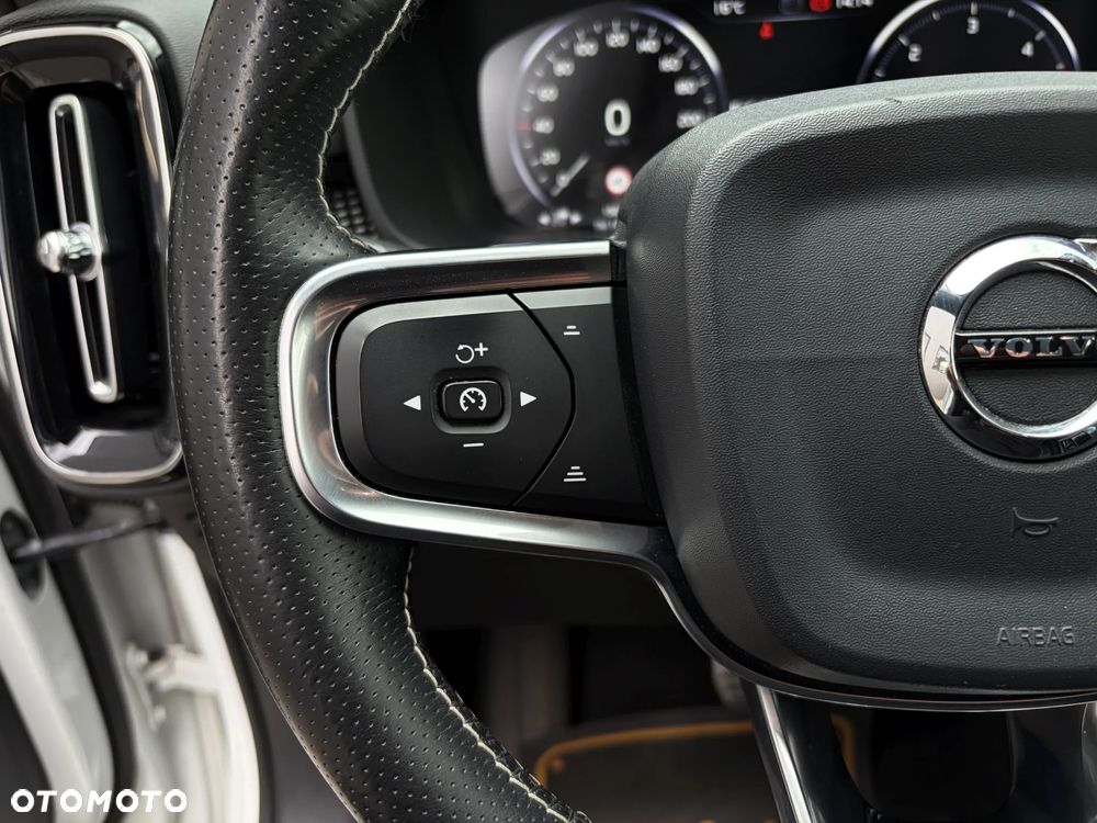 Volvo XC 40 D4 SCR AWD R-Design - 24