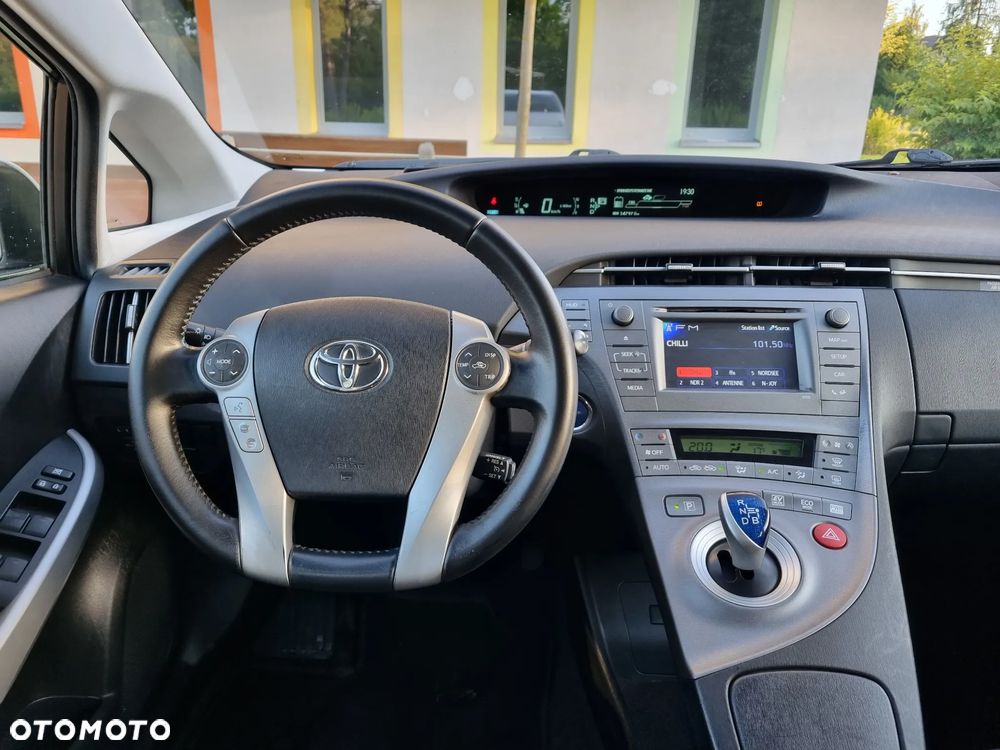 Toyota Prius (Hybrid) Life - 30