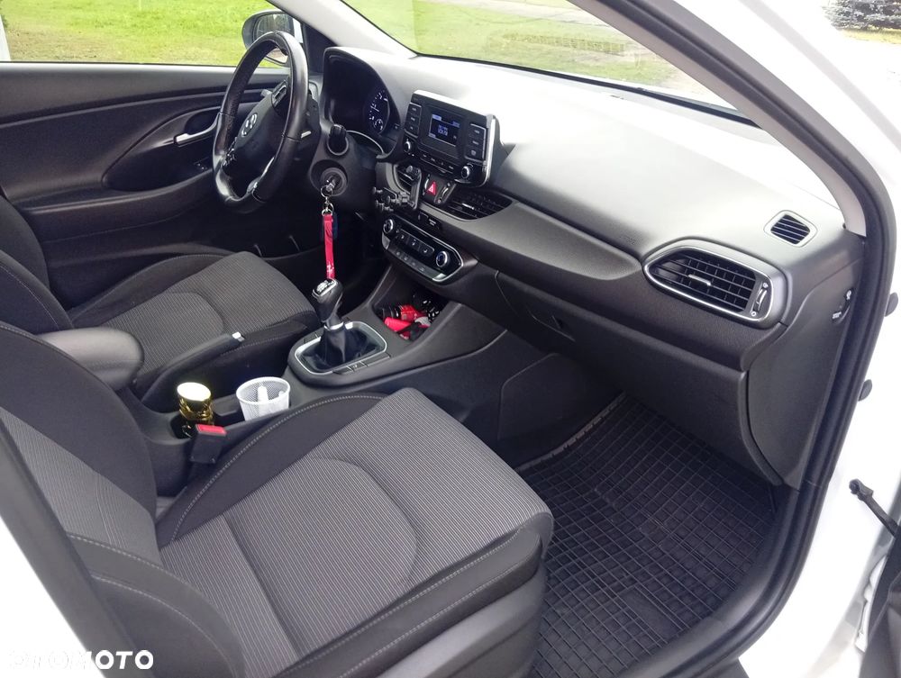 Hyundai i30 1.6 D Classic + - 9