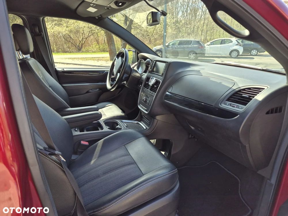 Chrysler Town & Country - 12