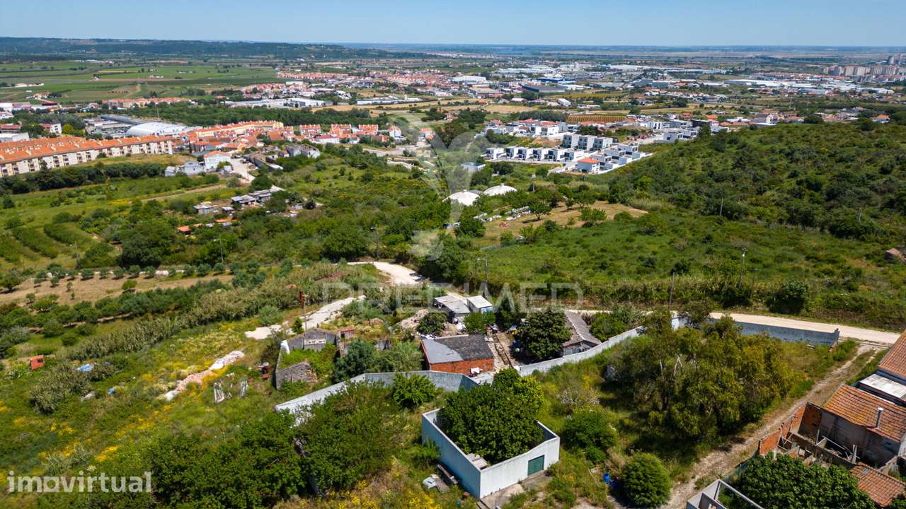 Terreno Urbano com Ruína para Construção de Moradia em Alenquer - Grande imagem: 2/15