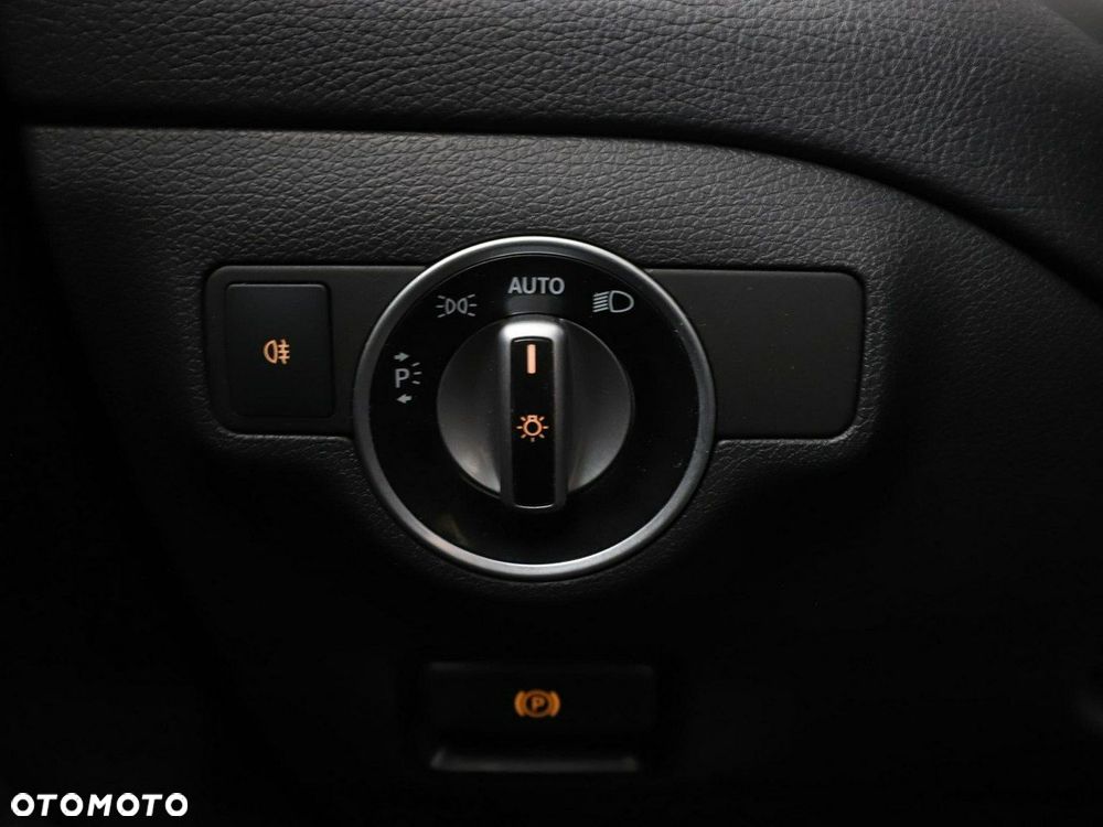 Mercedes-Benz CLA 180 7G-DCT Urban - 33