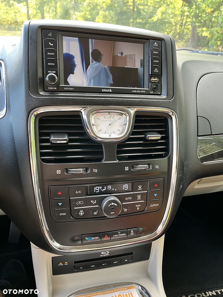 Chrysler Town & Country - 14