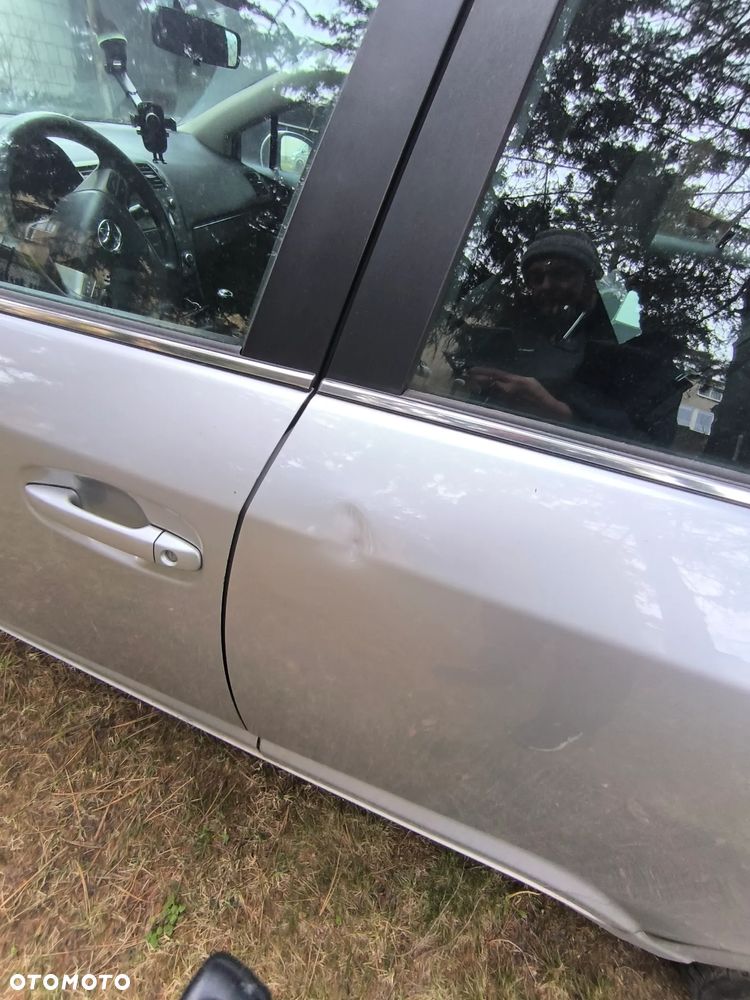 Toyota Avensis 1.6 Sol - 12