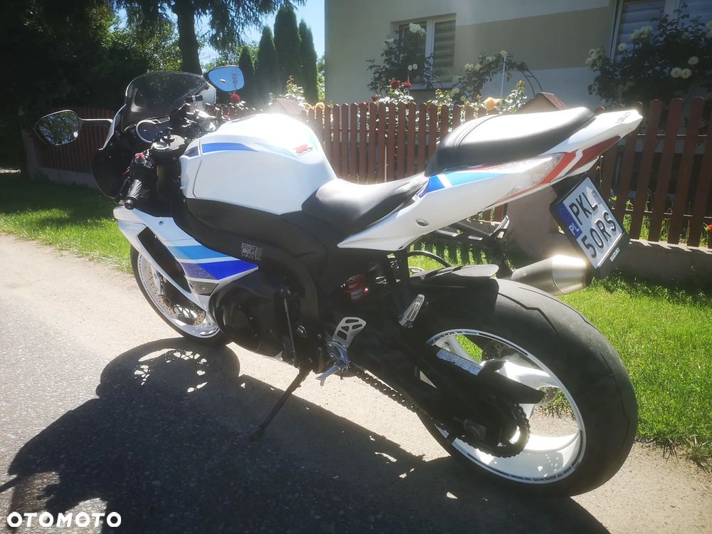 Suzuki GSR - 10