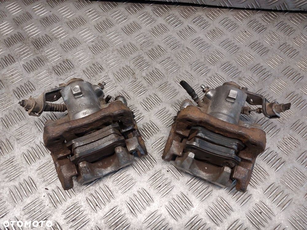 ZACISK HAMULCOWY LEWY TYŁ + PRAWY TYŁ SKODA FABIA I - 1