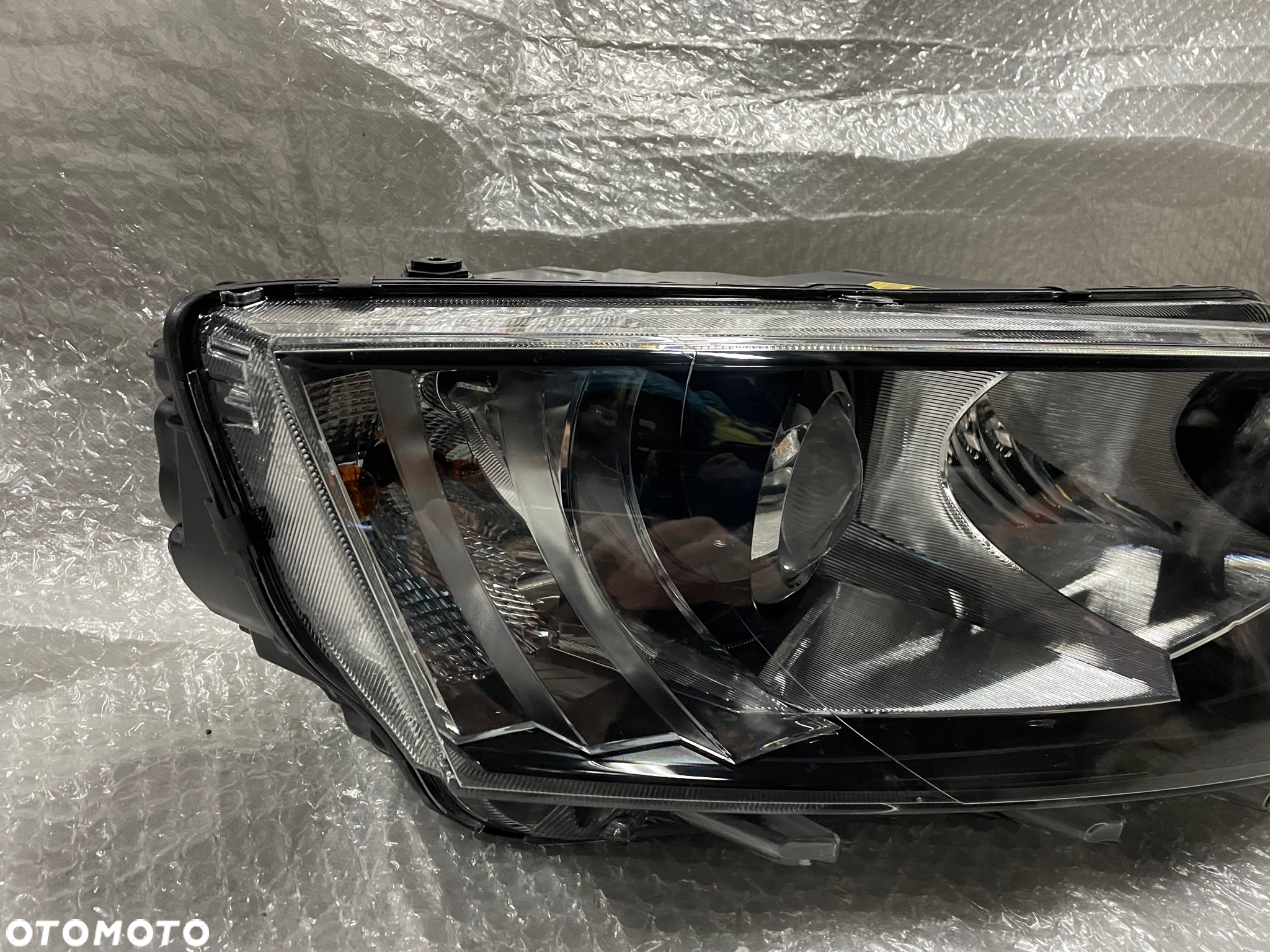 LAMPA PRAWA XENON SKODA OCTAVIA III 5E0 5E1941018A - 3