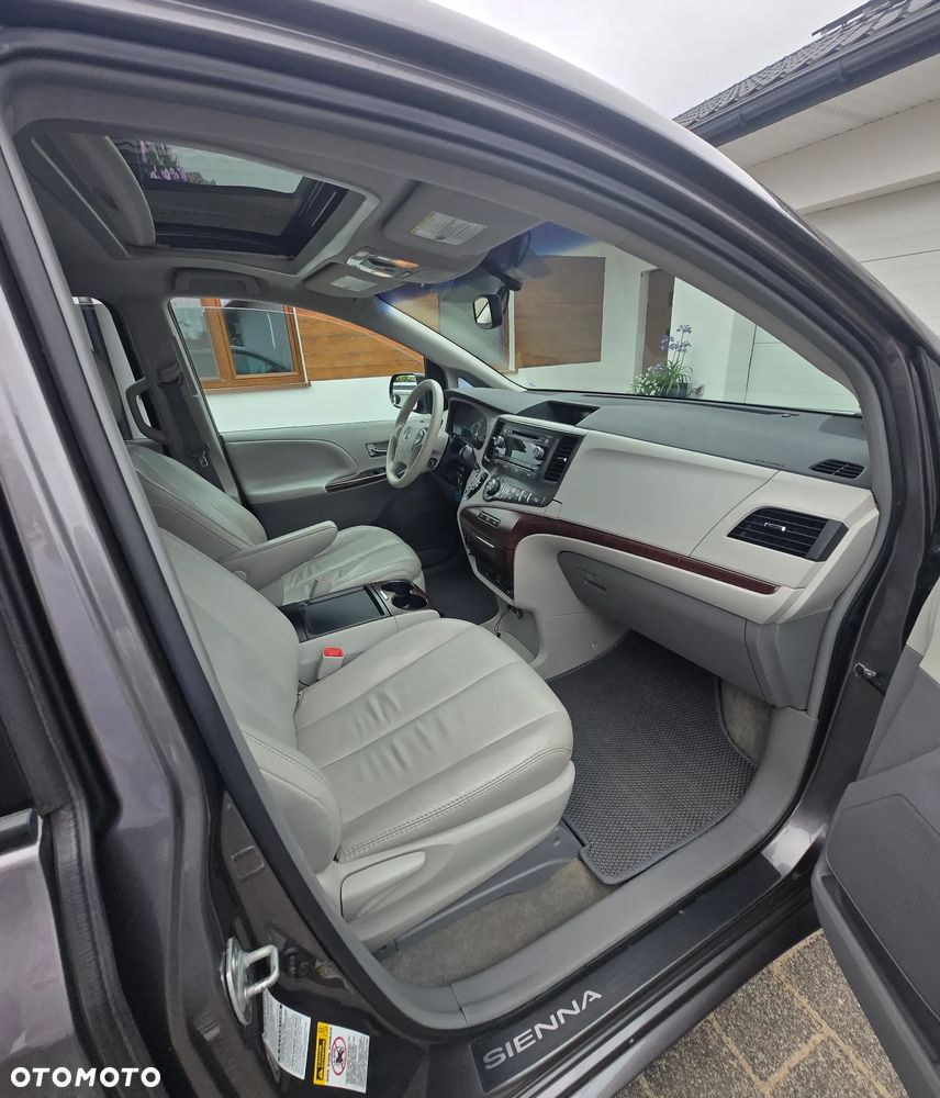 Toyota Sienna 3.5 XLE AWD - 11