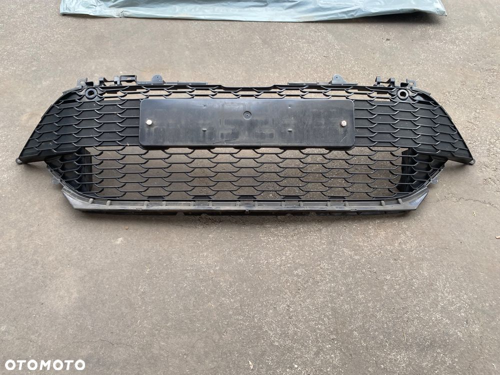 TOYOTA COROLLA E21 19- KOMBI HB KRATKA krata środkowa dolna ZDERZAKA przedniego ATRAPA GRILL KRATKA W ZDERZAK  przedni OTWORY NA PDC wlot powietrza przód hatchback E 21 E210 E 210  53112-02B10  53112-02B10/20 - 2