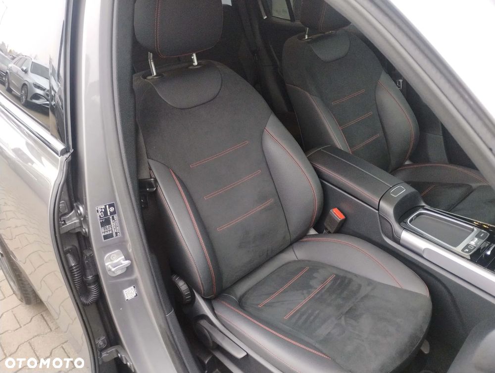 Mercedes-Benz GLB 200 mHEV AMG Line 7G-DCT - 17