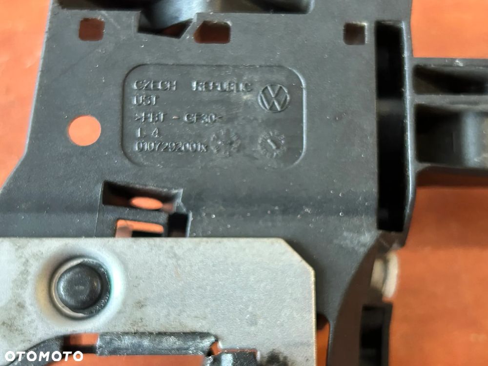 Stelaż klamki lewy 7C0837885B MAN TGE VW CRAFTR 2 - 2