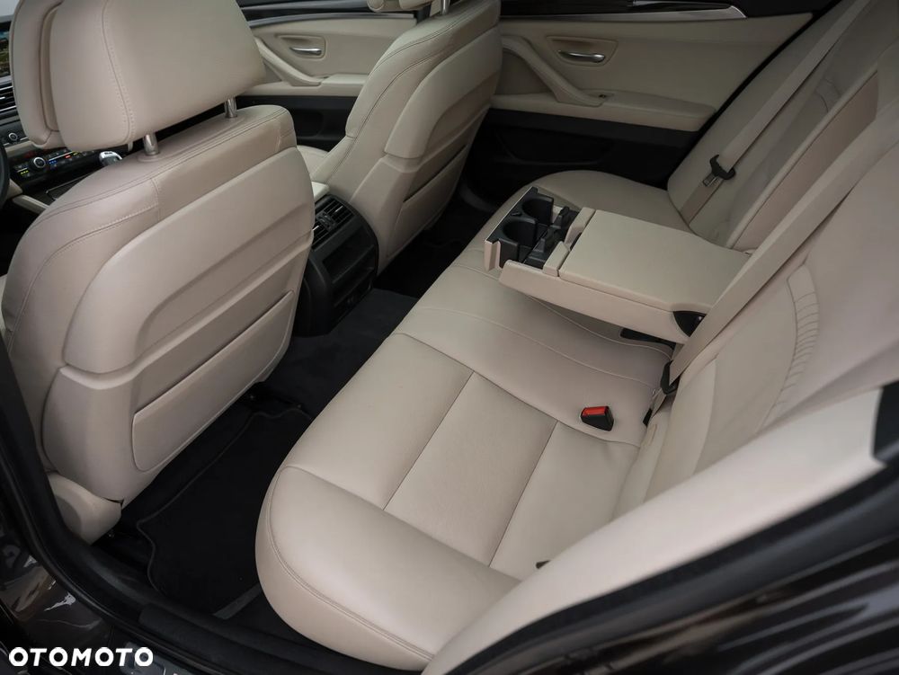 BMW Seria 5 525d xDrive Sport-Aut Luxury Line - 29