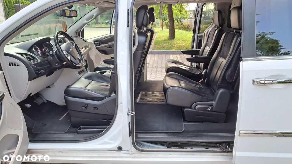 Chrysler Town & Country 3.6 Limited - 15
