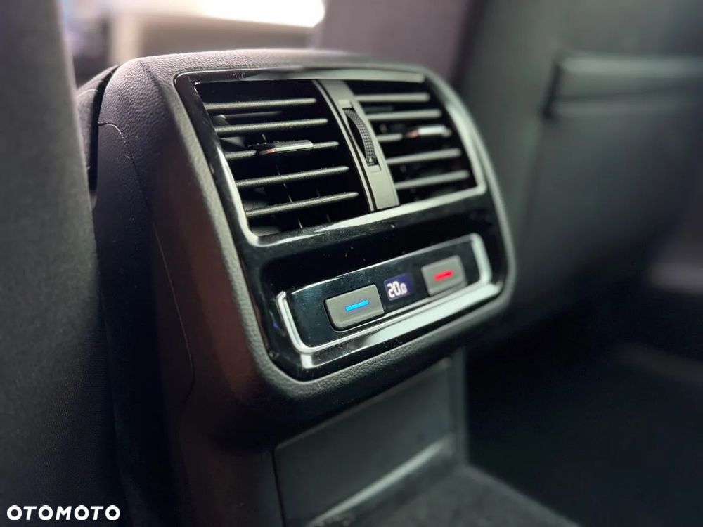 Volkswagen Passat Variant 2.0 TDI SCR DSG 4Motion Business - 13