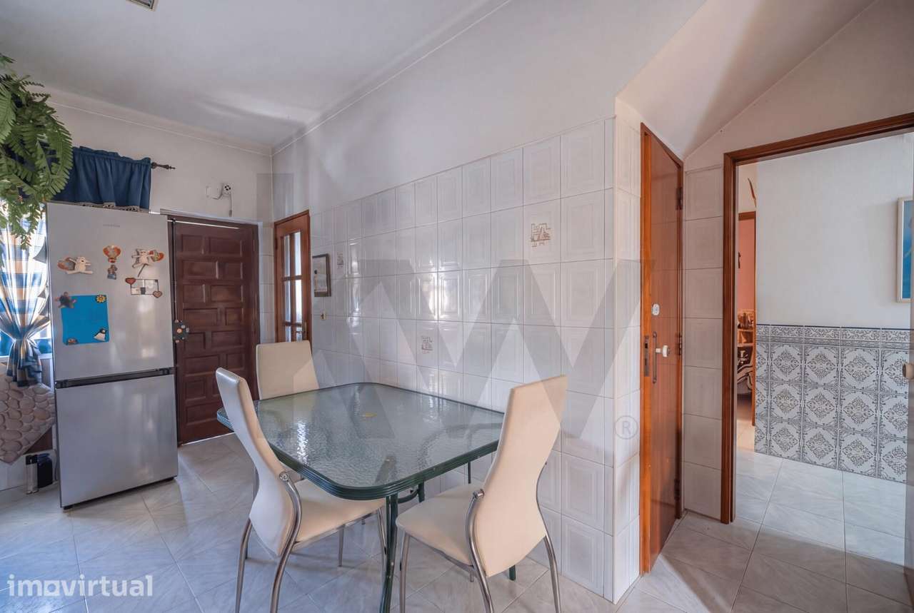 Moradia T3+2 Térrea com Piscina, Garagem Fechada — Quinta do Conde, Se - Grande imagem: 4/22