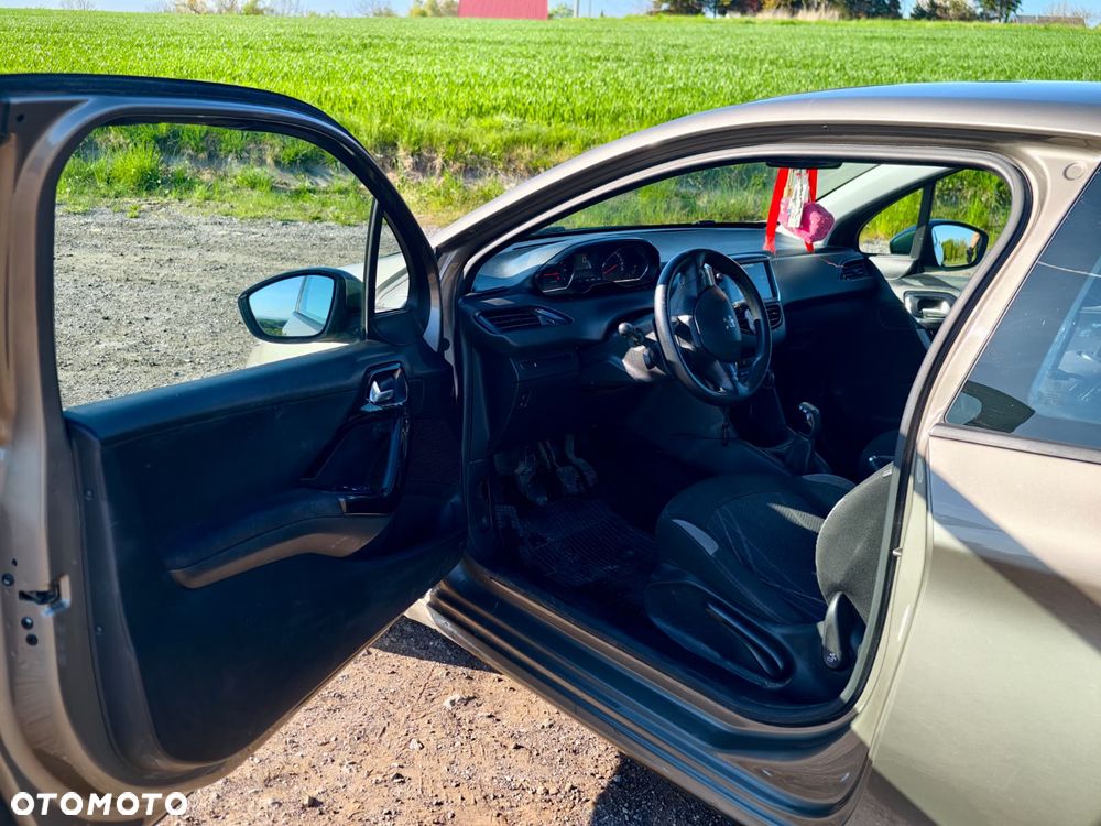 Peugeot 208 - 8