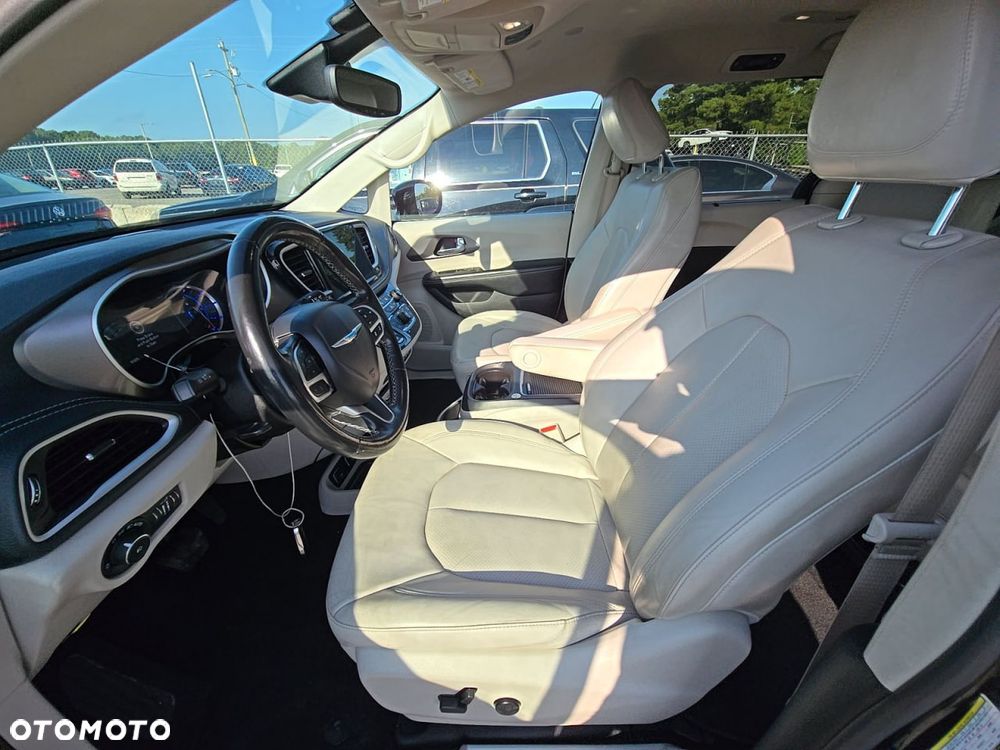 Chrysler Pacifica - 11