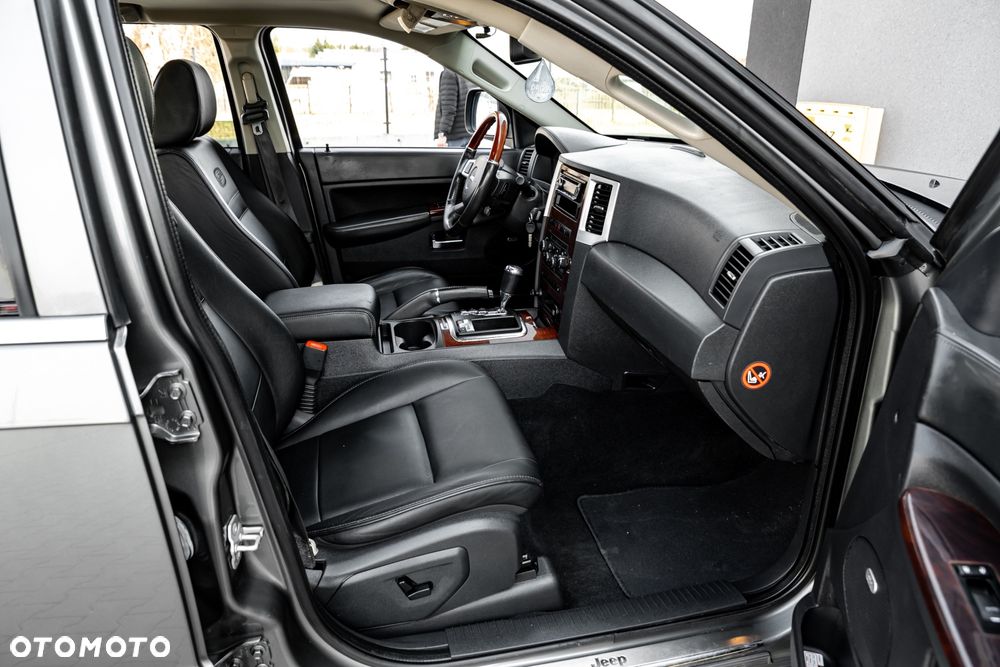 Jeep Grand Cherokee - 23