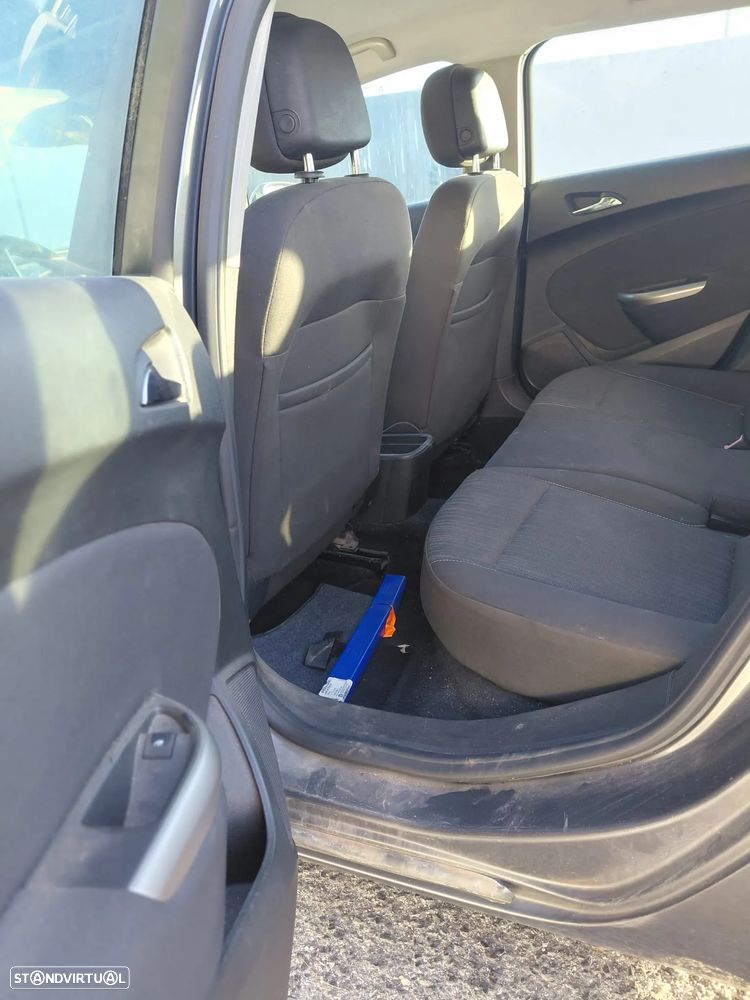 Opel Astra Sports Tourer - 22
