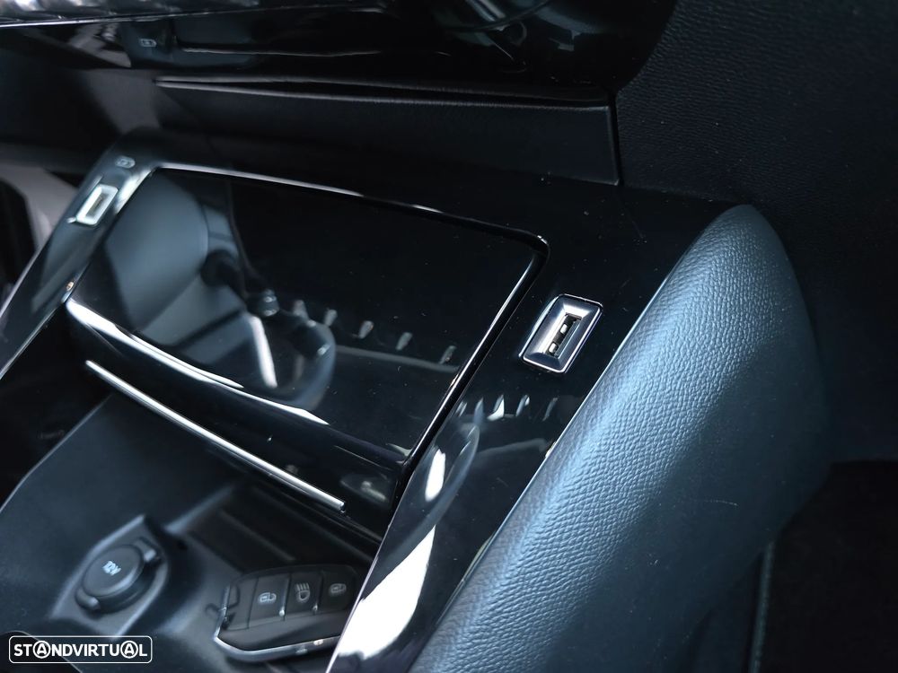 Peugeot e-208 GT - 26