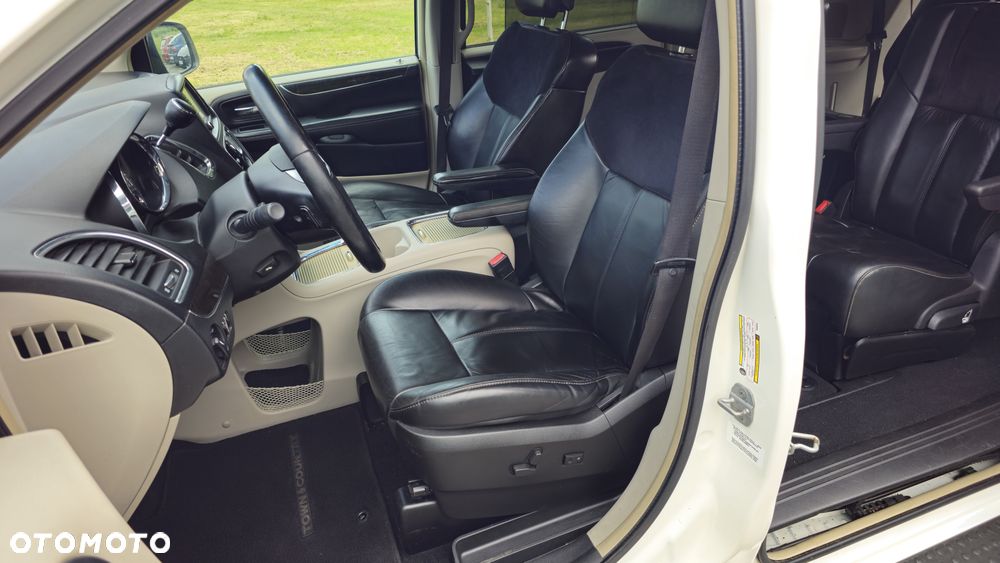 Chrysler Town & Country 3.6 Limited - 12