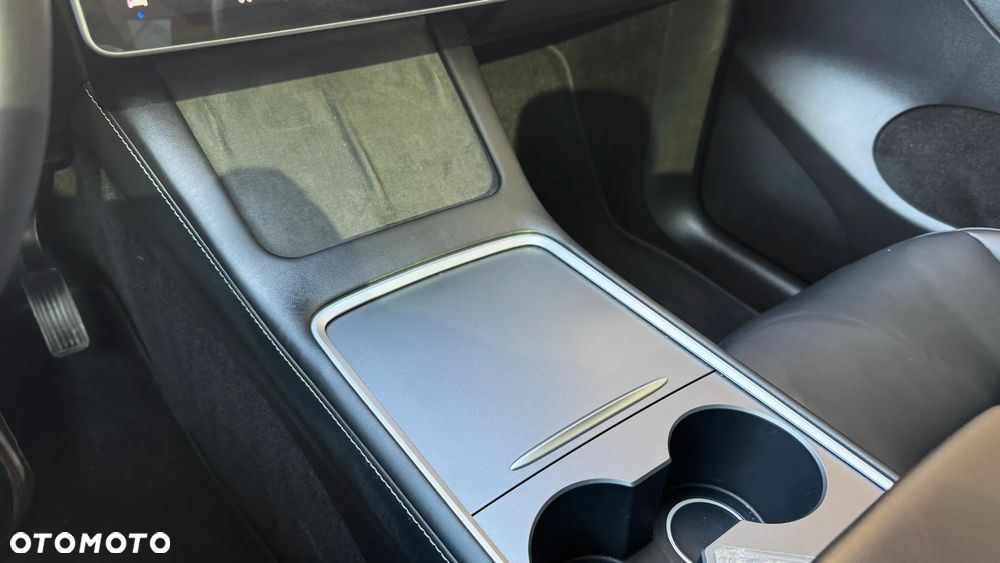 Tesla Y Long Range AWD - 31