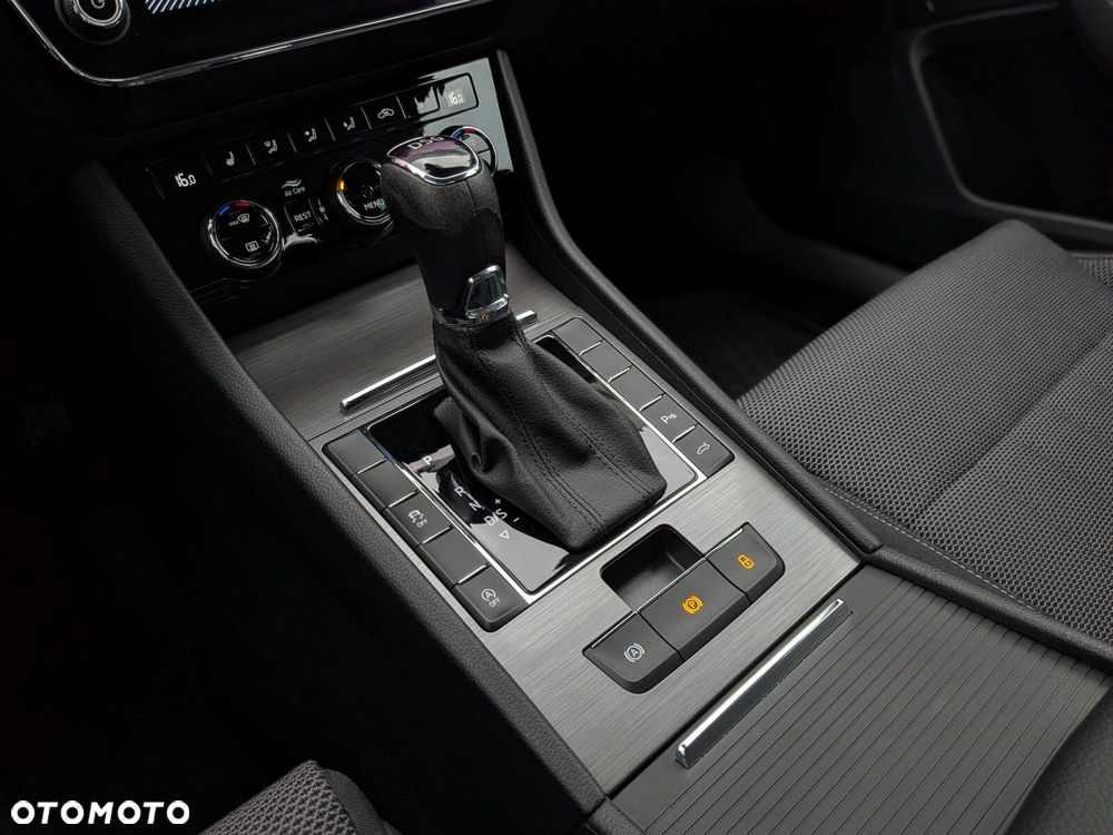 Skoda Superb 2.0 TDI SCR Style DSG - 35