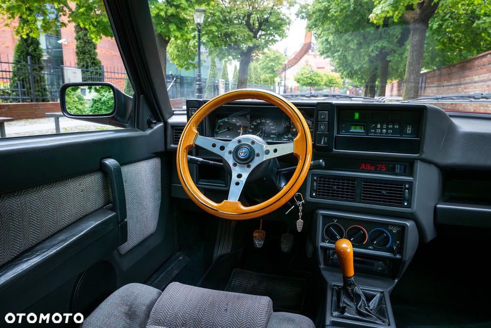 Alfa Romeo 75 - 17