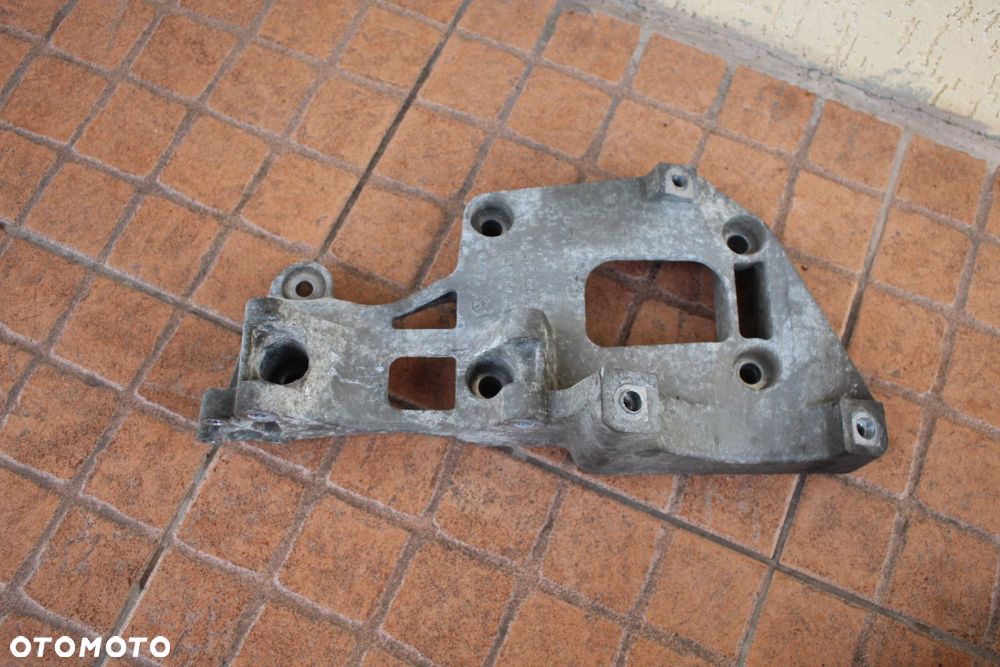 ŁAPA PODSTAWA ALTERNATORA VW GOLF V 1.6 06F903143F - 2