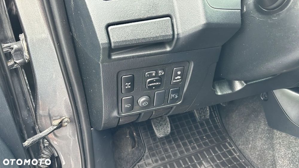 Toyota Hilux 4x4 Double Cab Life - 12