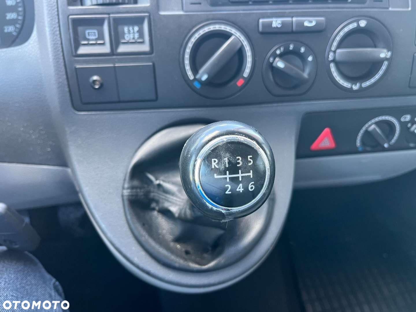 Volkswagen Caravelle - 11