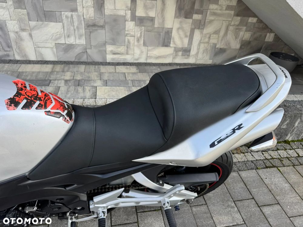 Suzuki GSR - 29