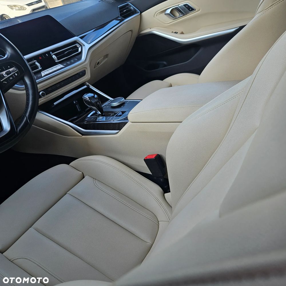 BMW Seria 3 330i Luxury Line sport - 14