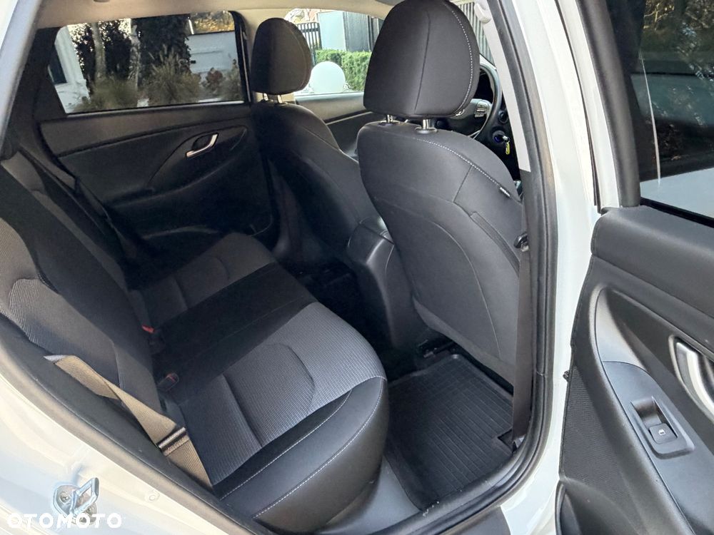 Hyundai i30 1.6 D Classic + - 13