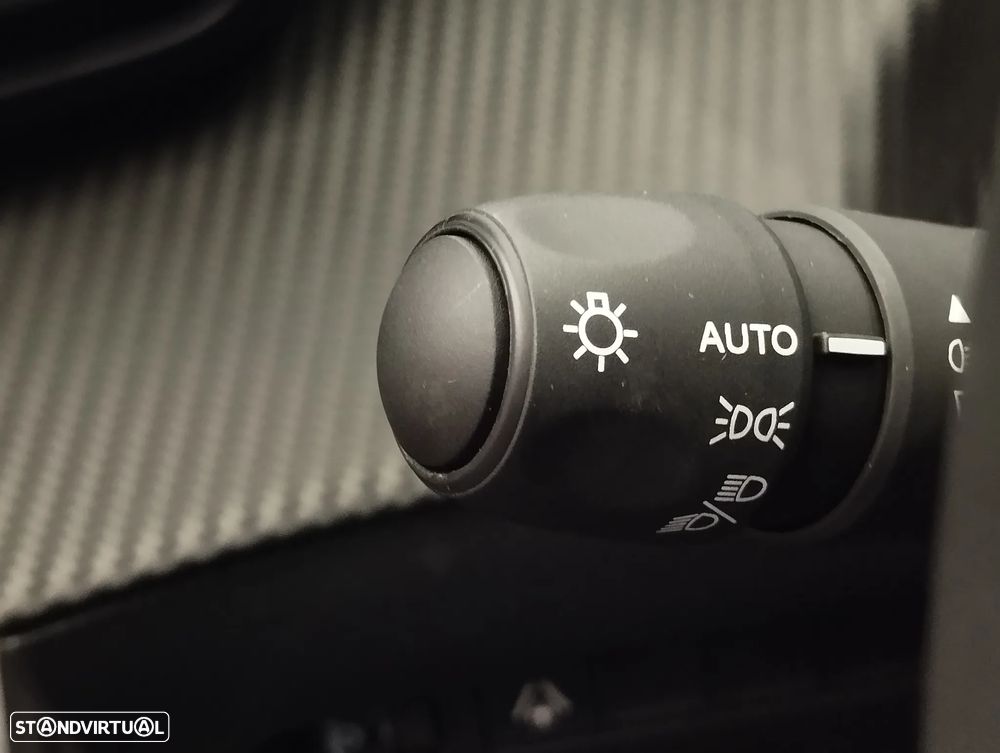 Peugeot 2008 1.2 Hybrid Allure e-DCS6 - 24
