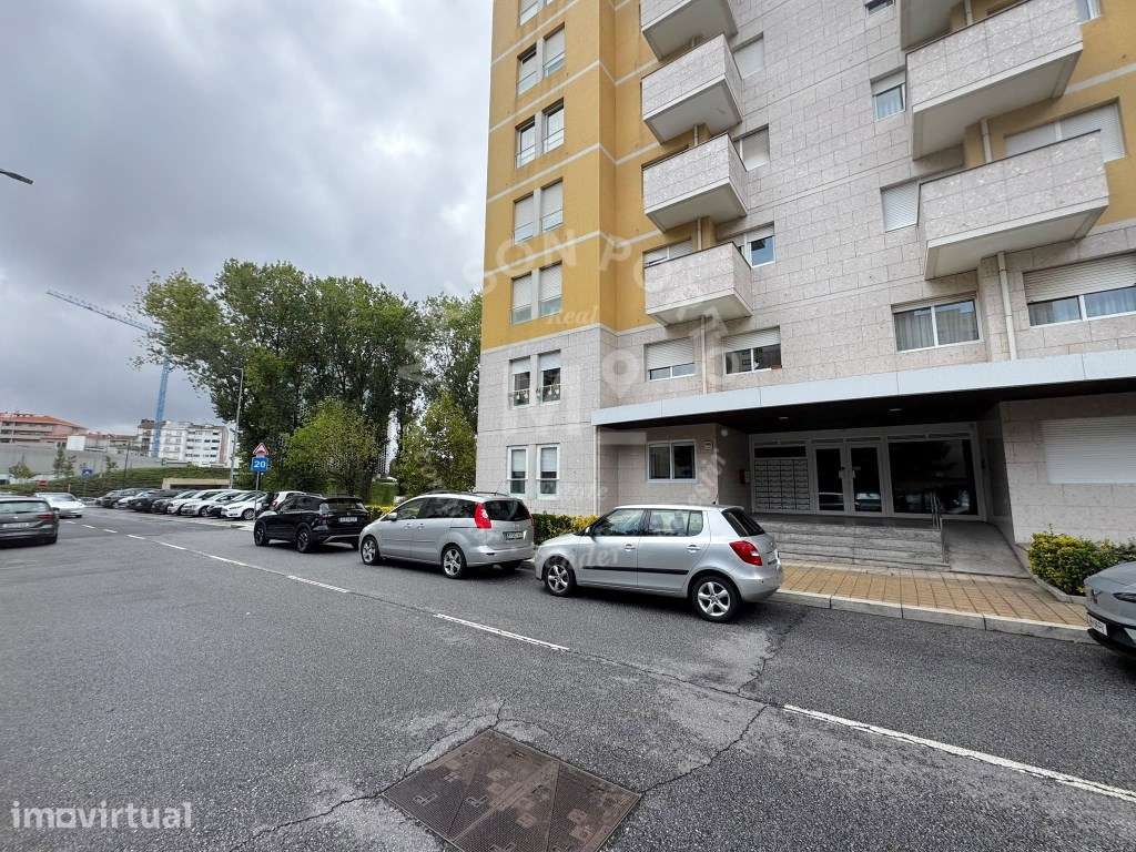 Apartamento T3 com Arrumos, Estacionamento, Totalmente Mobilado e E... - Grande imagem: 5/45