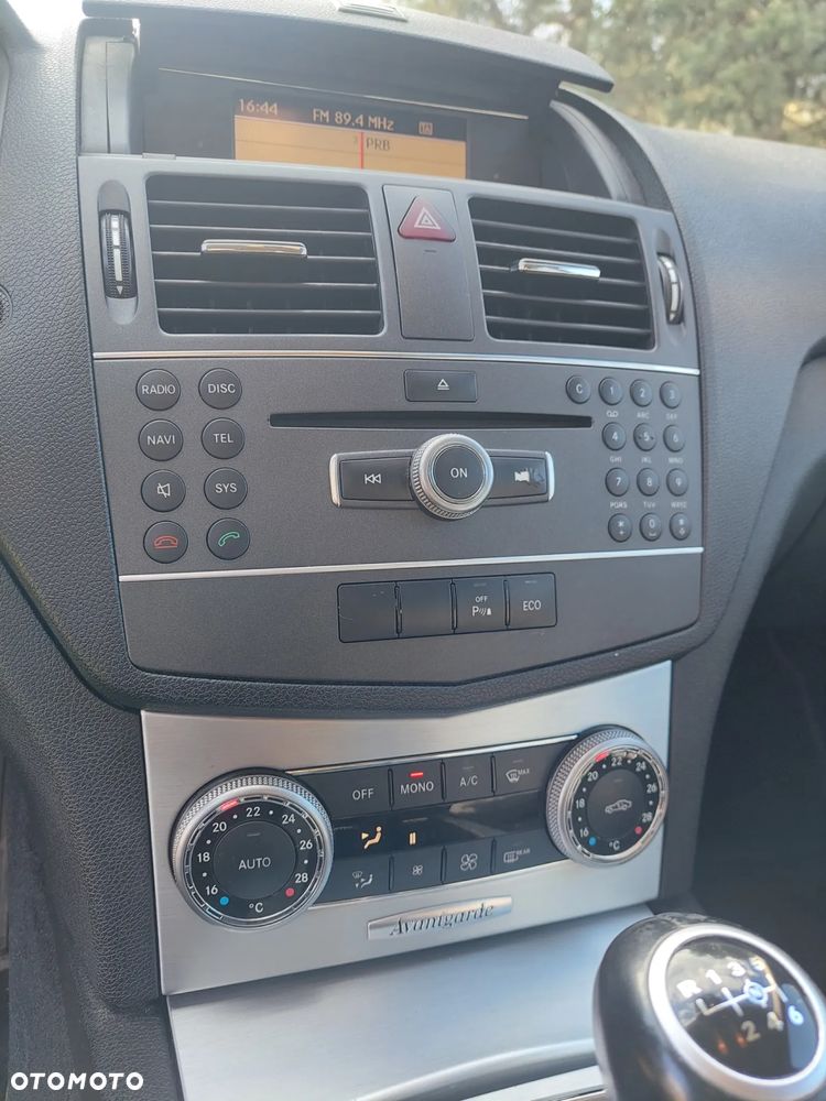 Mercedes-Benz Klasa C 180 CGI BlueEFFICIENCY Avantgarde - 11