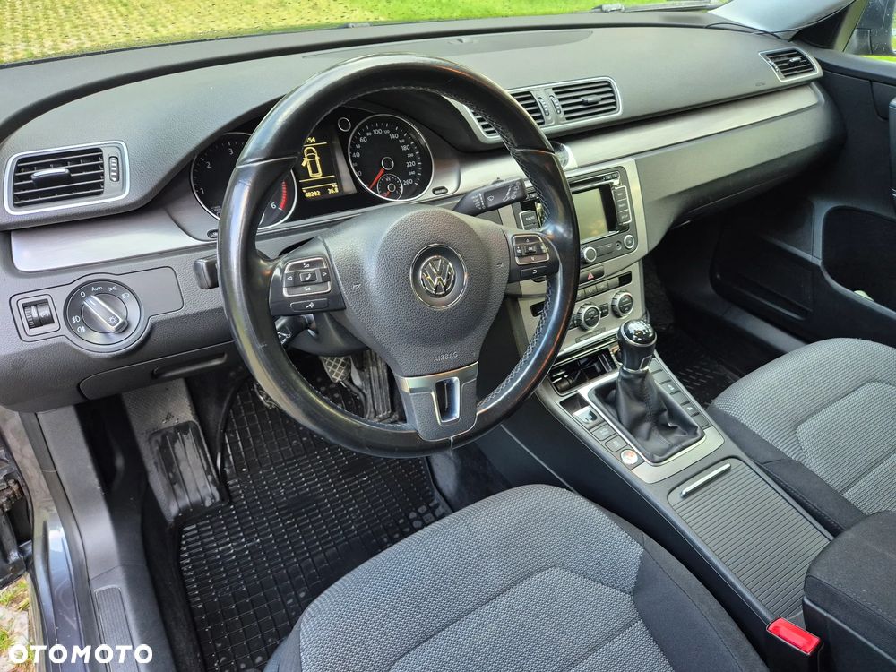Volkswagen Passat 2.0 TDI Comfortline - 14