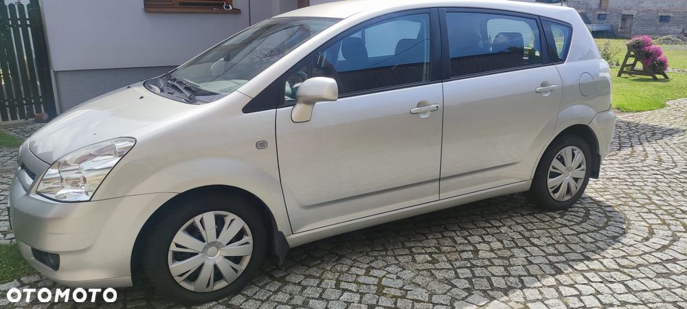 Toyota Corolla Verso 2.2 D-4D - 11
