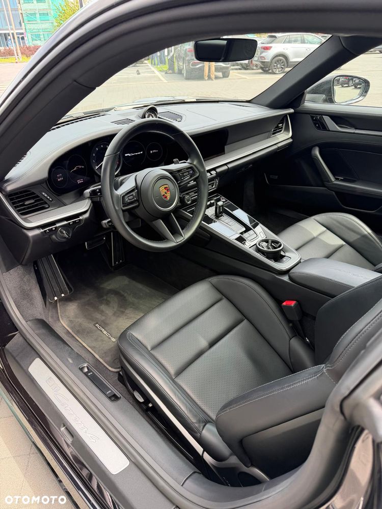 Porsche 911 Carrera 4 - 10
