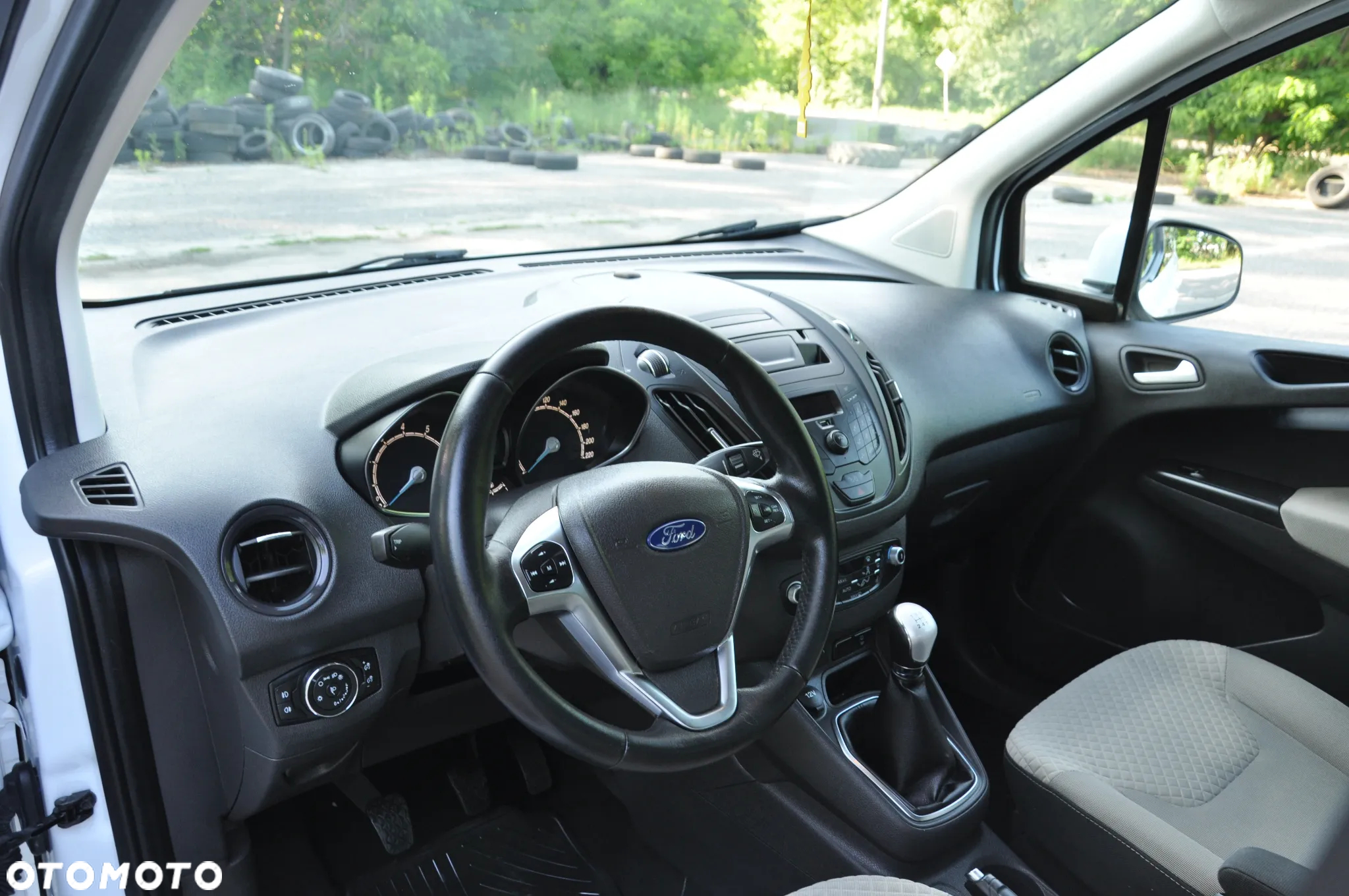 Ford Tourneo Courier - 28