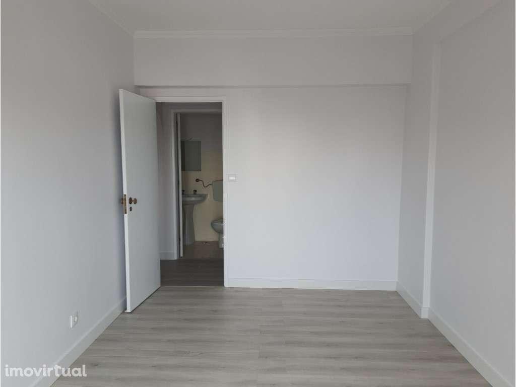 Apartamento de 3 assoalhadas remodelado junto à 'Igreja da Ramada' - Grande imagem: 4/6