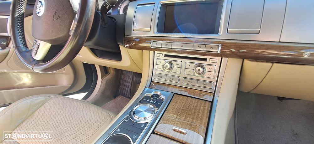 Jaguar XF 3.0 D V6 S Premium Luxury - 8