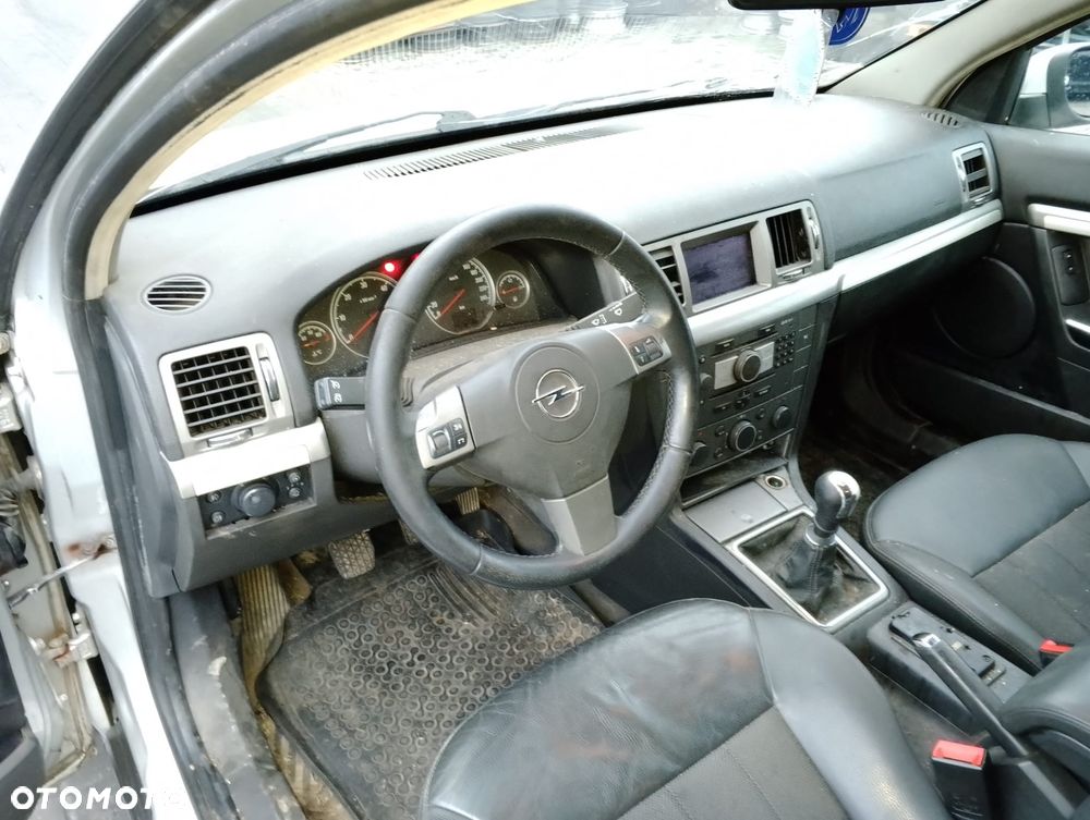 Opel Vectra C FL (05-08r.) 1.9 CDTI 149KM. Silnik Z19DTH Skrzynia F40WR lakier Z157 /157. Cały na części. GWARANCJA !!! Przód Tył Zestaw Komplet Drzwi Klapa Zderzak Błotnik Maska Grill Atrapa Szyba Pas Lampa Lusterko Boczki Fotel Kanapa Kokpit Deska Rozdzielcza Przełącznik Włącznik Sterownik Przewody Wiązka Instalacja Moduł Komputer Czujnik Listwa Pompa Alternator Wtryski Głowica Rozrusznik Kompresor Sprzęgło Dwumas Silnik Skrzynia ABS Klimatyzacji Paliwa Wspomagania Kolektor Turbina Przepustnica Zawór Chłodnica Koło Hak Belka Sanki Zawieszenie Mcpherson Półoś Amortyzator Wydech Tłumik Zacisk Most - 7