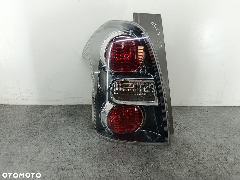 LAMPA TYLNA LEWA TOYOTA COROLLA VERSO II 81560-0F080 FARBA - 1